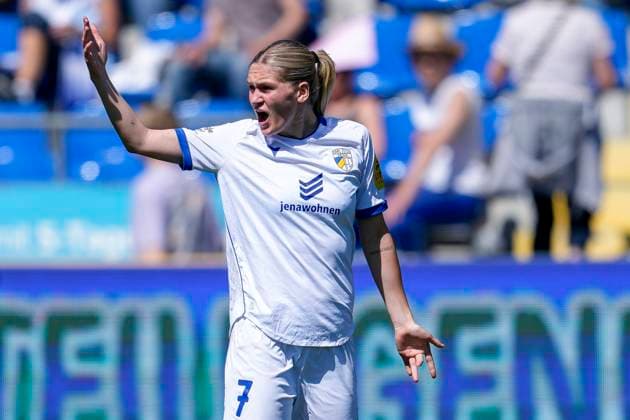 Melina Reuter Jena, 7 , gives instructions, gestures, gestures with arms, single image, single photo, action, action, 11 05 2025, Sinsheim Hoffenheim Germany , Soccer, Google Pixel Women Bundesliga, TSG 1899 Hoffenheim FC Carl Zeiss Jena, DFB DFL REGULATIONS PROHIBIT ANY USE OF PHOTOGRAPHS AS IMAGE SEQUENCES AND OR QUASI VIDEO xozx