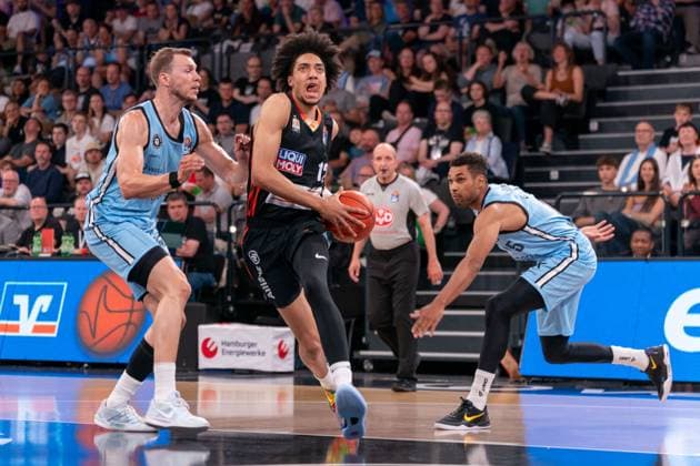 Bilder des Jahres 2025, Sport 05 Mai Sport Themen der Woche KW19 Sport Bilder des Tages Noa Essengue (Ratiopharm Ulm, 12) im Dribbling gegen Niklas Wimberg (Veolia Towers Hamburg, 17) und Kenneth Ogbe (Veolia Towers Hamburg, 25), GER, Veolia Towers Hamburg vs Ratiopharm Ulm, Basketball, Bundesliga, Spieltag 34, Saison 2024 2025, 11.05.2025 GER, Veolia Towers Hamburg vs Ratiopharm Ulm, Basketball, Bundesliga, Spieltag 34, Saison 2024 2025, 11.05.2025 Hamburg *** Noa Essengue Ratiopharm Ulm, 12 dribbling against Niklas Wimberg Veolia Towers Hamburg, 17 and Kenneth Ogbe Veolia Towers Hamburg, 25 , GER, Veolia Towers Hamburg vs Ratiopharm Ulm, Basketball, Bundesliga, Matchday 34, Season 2024 2025, 11 05 2025 GER, Veolia Towers Hamburg vs Ratiopharm Ulm, Basketball, Bundesliga, Matchday 34, Season 2024 2025, 11 05 2025 Hamburg Copyright: xEibner-Pressefoto MaxxVincenx EP_MVN