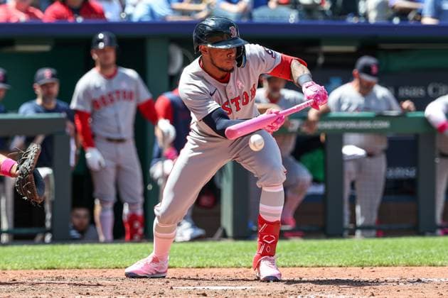 MLB, Baseball Herren, USA 2025: Red Sox Vs Royals MAY 11 May 11, 2025: Boston Red Sox center fielder Ceddanne Rafaela (3) hits a sacrifice bunt to advance a runner during the eighth inning against the Kansas City Royals at Kauffman Stadium in Kansas City, MO. David Smith CSM (Credit Image: Â David Smith Cal Media) Kansas City Mo United States of America EDITORIAL USE ONLY Copyright: xx ZUMA-20250511_zma_c04_076.jpg DavidxSmithx csmphotothree382785