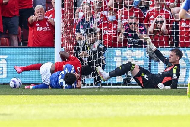 Nottingham Forest FC v Leicester City FC Taiwo Awoniyi of Nottingham Forest collides with the goalposts during the Nottingham Forest FC v Leicester City FC English Premier League match at the City Ground, Nottingham, England, United Kingdom on 11 May 2025 Credit: Ryan Crockett Every Second Media Editorial use only. All images are copyright Every Second Media Limited. No images may be reproduced without prior permission. All rights reserved. Premier League and Football League images are subject to licensing agreements with Football DataCo Limited. see https: www.football-dataco.com Copyright: xIMAGO EveryxSecondxMediax ESM-1475-0142 RyanxCrockettx xEveryxSecondxMediax