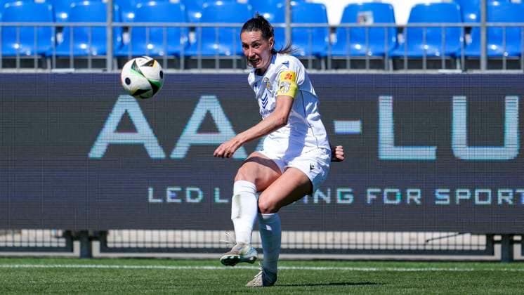 Merza Julevic Jena, 10 , on the ball, cropped, full body, single image, single photo, action, action, 11 05 2025, Sinsheim Hoffenheim Germany , Soccer, Google Pixel Women Bundesliga, TSG 1899 Hoffenheim FC Carl Zeiss Jena, DFB DFL REGULATIONS PROHIBIT ANY USE OF PHOTOGRAPHS AS IMAGE SEQUENCES AND OR QUASI VIDEO xozx