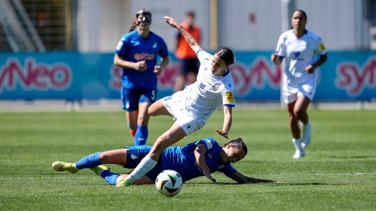 v li Anna Margraf Jena, 18 , Marta Cazalla Garcia TSG, 15 , duel, duel, tackle, tackling, dynamics, action, action, foul, foul play, when fouling, 11 05 2025, Sinsheim Hoffenheim Germany , Soccer, Google Pixel Women Bundesliga, TSG 1899 Hoffenheim FC Carl Zeiss Jena, DFB DFL REGULATIONS PROHIBIT ANY USE OF PHOTOGRAPHS AS IMAGE SEQUENCES AND OR QUASI VIDEO xozx