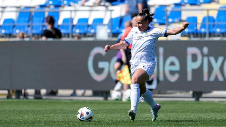 Nelly Juckel Jena, 31 , on the ball, cropped, full body, single image, single photo, action, action, 11 05 2025, Sinsheim Hoffenheim Germany , Soccer, Google Pixel Women Bundesliga, TSG 1899 Hoffenheim FC Carl Zeiss Jena, DFB DFL REGULATIONS PROHIBIT ANY USE OF PHOTOGRAPHS AS IMAGE SEQUENCES AND OR QUASI VIDEO xozx