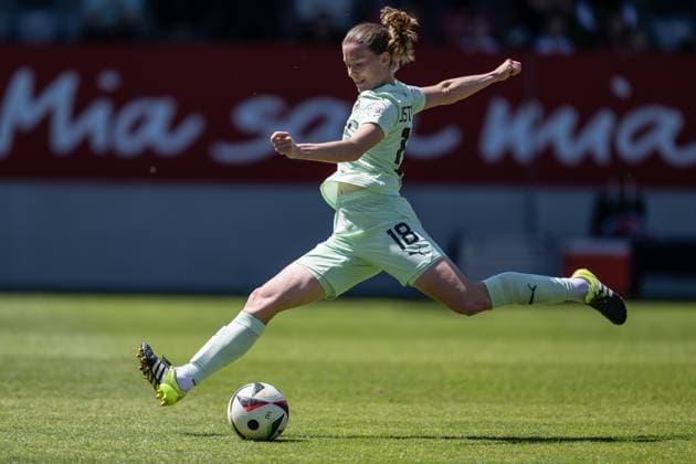 Lena Ostermeier SGS Essen, 18 FC Bayern Muenchen Frauen vs SGS Essen 1968, Football, Google Pixel Frauen Bundesliga, 22 Spieltag, Saison 2024 2025, 11 05 2025 DFL DFB REGULATIONS PROHIBIT ANY USE OF PHOTOGRAPHS as IMAGE SEQUENCES and or QUASI VIDEO FC Bayern Muenchen Frauen vs SGS Essen 1968, Football, Google Pixel Frauen Bundesliga, 22 Spieltag, Saison 2024 2025, 11 05 2025 Muenchen Copyright: xEibner-Pressefoto HeikexFeinerx EP_HFR