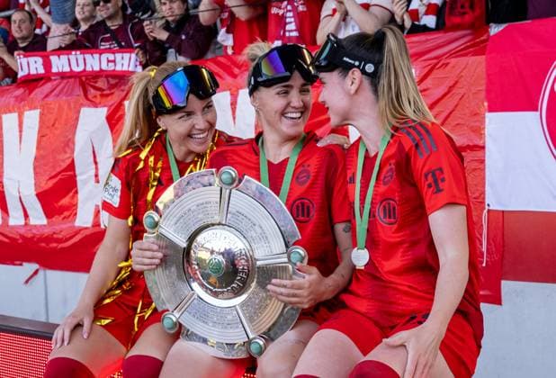 Bilder des Jahres 2025, Sport 05 Mai Sport Themen der Woche KW19 Sport Bilder des Tages Glodis Perla Viggosdottir (FC Bayern Muenchen Frauen, 4), Georgia Stanway (FC Bayern Muenchen Frauen, 31) und Sarah Zadrazil (FC Bayern Muenchen Frauen, 25) mit Meisterschale vor der Fankurve FC Bayern Muenchen Frauen vs. SGS Essen 1968, Fussball, Google Pixel Frauen-Bundesliga, 22. Spieltag, Saison 2024 2025, 11.05.2025. (DFL DFB REGULATIONS PROHIBIT ANY USE OF PHOTOGRAPHS as IMAGE SEQUENCES and or QUASI-VIDEO). FC Bayern Muenchen Frauen vs. SGS Essen 1968, Fussball, Google Pixel Frauen-Bundesliga, 22. Spieltag, Saison 2024 2025, 11.05.2025. Muenchen *** Glodis Perla Viggosdottir FC Bayern Muenchen Frauen, 4 , Georgia Stanway FC Bayern Muenchen Frauen, 31 and Sarah Zadrazil FC Bayern Muenchen Frauen, 25 with championship trophy in front of the fan curve FC Bayern Muenchen Frauen vs SGS Essen 1968, Soccer, Google Pixel Frauen Bundesliga, 22 Matchday, Season 2024 2025, 11 05 2025 DFL DFB REGULATIONS PROHIBIT ANY USE OF PHOTOGRAPHS as IMAGE SEQUENCES and or QUASI VIDEO FC Bayern Muenchen Frauen vs SGS Essen 1968, Football, Google Pixel Frauen Bundesliga, 22 Matchday, Season 2024 2025, 11 05 2025 Muenchen Copyright: xEibner-Pressefoto HeikexFeinerx EP_HFR