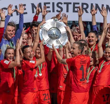 Arianna Caruso FC Bayern Muenchen Frauen, 27 and Julia Zigiotti Olme FC Bayern Muenchen Frauen, 16 with the championship trophy on stage FC Bayern Muenchen Frauen vs SGS Essen 1968, Football, Google Pixel Frauen Bundesliga, 22 Matchday, Season 2024 2025, 11 05 2025 DFL DFB REGULATIONS PROHIBIT ANY USE OF PHOTOGRAPHS as IMAGE SEQUENCES and or QUASI VIDEO FC Bayern Muenchen Frauen vs SGS Essen 1968, Football, Google Pixel Frauen Bundesliga, 22 Spieltag, Saison 2024 2025, 11 05 2025 Muenchen Copyright: xEibner-Pressefoto HeikexFeinerx EP_HFR