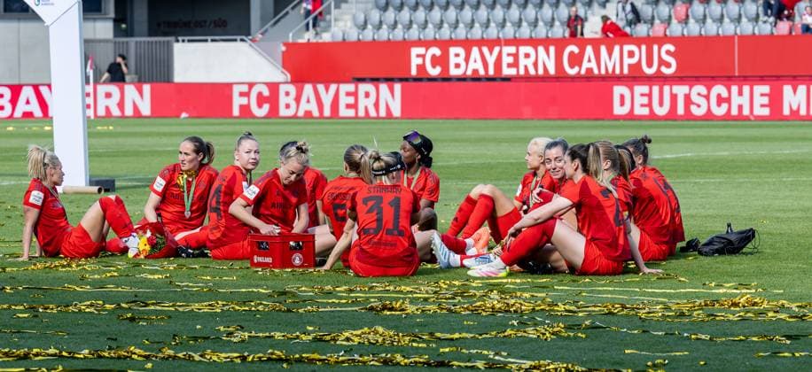 The Munich women celebrate the championship sitting on the grass FC Bayern Muenchen Women vs SGS Essen 1968, Football, Google Pixel Women Bundesliga, 22 Matchday, Season 2024 2025, 11 05 2025 DFL DFB REGULATIONS PROHIBIT ANY USE OF PHOTOGRAPHS as IMAGE SEQUENCES and or QUASI VIDEO FC Bayern Muenchen Women vs SGS Essen 1968, Football, Google Pixel Women Bundesliga, 22 Matchday, Season 2024 2025, 11 05 2025 Muenchen Copyright: xEibner-Pressefoto HeikexFeinerx EP_HFR