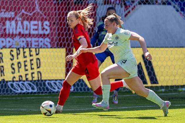 Fight for the ball duel between Glodis Perla Viggosdottir FC Bayern Muenchen Frauen, 4 and Ramona Maier SGS Essen, 9 FC Bayern Muenchen Frauen vs SGS Essen 1968, Football, Google Pixel Frauen Bundesliga, 22 Matchday, Season 2024 2025, 11 05 2025 DFL DFB REGULATIONS PROHIBIT ANY USE OF PHOTOGRAPHS as IMAGE SEQUENCES and or QUASI VIDEO FC Bayern Muenchen Frauen vs SGS Essen 1968, Football, Google Pixel Frauen Bundesliga, 22 Spieltag, Saison 2024 2025, 11 05 2025 Muenchen Copyright: xEibner-Pressefoto HeikexFeinerx EP_HFR