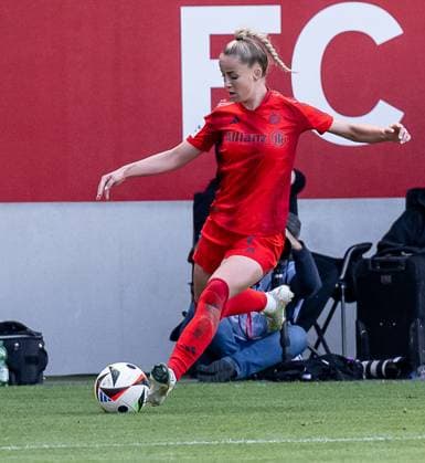 Giulia Gwinn FC Bayern Muenchen Frauen, 7 FC Bayern Muenchen Frauen vs SGS Essen 1968, Football, Google Pixel Frauen Bundesliga, 22 Spieltag, Saison 2024 2025, 11 05 2025 DFL DFB REGULATIONS PROHIBIT ANY USE OF PHOTOGRAPHS as IMAGE SEQUENCES and or QUASI VIDEO FC Bayern Muenchen Frauen vs SGS Essen 1968, Football, Google Pixel Frauen Bundesliga, 22 Spieltag, Saison 2024 2025, 11 05 2025 Muenchen Copyright: xEibner-Pressefoto HeikexFeinerx EP_HFR
