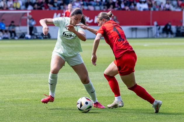 Fight for the ball duel between Laureta Elmazi SGS Essen, 11 and Klara Buehl FC Bayern Muenchen Frauen, 17 FC Bayern Muenchen Frauen vs SGS Essen 1968, Soccer, Google Pixel Women Bundesliga, 22 Matchday, Season 2024 2025, 11 05 2025 DFL DFB REGULATIONS PROHIBIT ANY USE OF PHOTOGRAPHS as IMAGE SEQUENCES and or QUASI VIDEO FC Bayern Muenchen Frauen vs SGS Essen 1968, Football, Google Pixel Frauen Bundesliga, 22 Spieltag, Saison 2024 2025, 11 05 2025 Muenchen Copyright: xEibner-Pressefoto HeikexFeinerx EP_HFR