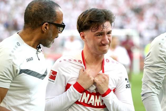 Sport Themen der Woche KW19 Sport Bilder des Tages 11.05.25 VfB Stuttgart - FC Augsburg Deutschland, Stuttgart, 11.05.2025, Fussball, Bundesliga, VfB Stuttgart - FC Augsburg: v.l. Dr. Raymond Best (Mannschaftsarzt VfB Stuttgart), Angelo Stiller (VfB Stuttgart); Verletzung. *** 11 05 25 VfB Stuttgart FC Augsburg Germany, Stuttgart, 11 05 2025, Football, Bundesliga, VfB Stuttgart FC Augsburg v l Dr Raymond Best Team Doctor VfB Stuttgart , Angelo Stiller VfB Stuttgart Injury