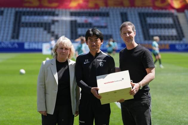 Yuki Shigemura SC Freiburg, Athletics coach emotional farewell, farewell , Germany, Soccer, GooglePixel Womens Bundesliga, 22 Matchday, 2024 2025, SC Freiburg vs SV Werder Bremen, 11 05 2025, Dreisamstadion, Freiburg, Germany DFB REGULATIONS PROHIBIT ANY USE OF PHOTOGRAPHS AS IMAGE SEQUENCES AND OR QUASI VIDEO Freiburg Dreisamstadion Baden Wuerttemberg Germany Copyright: xArnexAmbergx