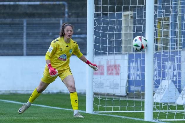 Livia Peng SV Werder Bremen, 01 looks after the ball, post shot, post, aluminum , Germany, Soccer, GooglePixel Women Bundesliga, 22 Matchday, 2024 2025, SC Freiburg vs SV Werder Bremen, 11 05 2025, Dreisamstadion, Freiburg, Germany DFB REGULATIONS PROHIBIT ANY USE OF PHOTOGRAPHS AS IMAGE SEQUENCES AND OR QUASI VIDEO Freiburg Dreisamstadion Baden Wuerttemberg Germany Copyright: xArnexAmbergx