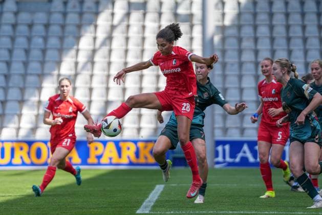 Cora Zicai SC Freiburg, 28 on the ball , Germany, Football, GooglePixel Womens Bundesliga, 22 Matchday, 2024 2025, SC Freiburg vs SV Werder Bremen, 11 05 2025, Dreisamstadion, Freiburg, Germany DFB REGULATIONS PROHIBIT ANY USE OF PHOTOGRAPHS AS IMAGE SEQUENCES AND OR QUASI VIDEO Freiburg Dreisamstadion Baden Wuerttemberg Germany Copyright: xArnexAmbergx