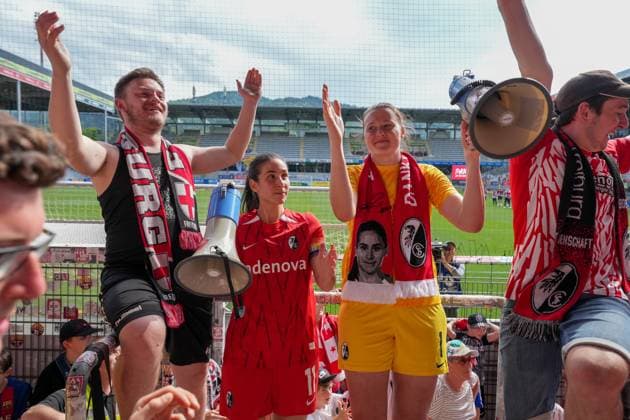 Lena Nuding SC Freiburg, 01 and Hasret Kayikci SC Freiburg, 11 emotional farewell, farewell , Germany, Football, GooglePixel Womens Bundesliga, 22 Matchday, 2024 2025, SC Freiburg vs SV Werder Bremen, 11 05 2025, Dreisamstadion, Freiburg, Germany DFB REGULATIONS PROHIBIT ANY USE OF PHOTOGRAPHS AS IMAGE SEQUENCES AND OR QUASI VIDEO Freiburg Dreisamstadion Baden Wuerttemberg Germany Copyright: xArnexAmbergx