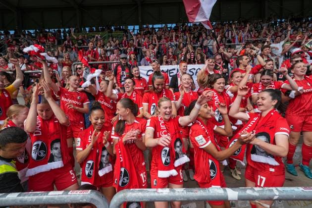 The team celebrates the victory with the fans in the stands , Germany, Soccer, GooglePixel Womens Bundesliga, 22 Matchday, 2024 2025, SC Freiburg vs SV Werder Bremen, 11 05 2025, Dreisamstadion, Freiburg, Germany DFB REGULATIONS PROHIBIT ANY USE OF PHOTOGRAPHS AS IMAGE SEQUENCES AND OR QUASI VIDEO Freiburg Dreisamstadion Baden Wuerttemberg Germany Copyright: xArnexAmbergx