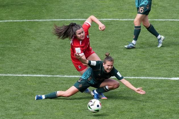 Svenja Foelmli Svenja Foelmli SC Freiburg, 17 in duel , Germany, Soccer, GooglePixel Womens Bundesliga, 22 Matchday, 2024 2025, SC Freiburg vs SV Werder Bremen, 11 05 2025, Dreisamstadion, Freiburg, Germany DFB REGULATIONS PROHIBIT ANY USE OF PHOTOGRAPHS AS IMAGE SEQUENCES AND OR QUASI VIDEO Freiburg Dreisamstadion Baden Wuerttemberg Germany Copyright: xArnexAmbergx