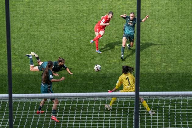 Eileen Campbell SC Freiburg, 10 scores a goal, Treffer , Germany, Soccer, GooglePixel Womens Bundesliga, 22 Matchday, 2024 2025, SC Freiburg vs SV Werder Bremen, 11 05 2025, Dreisamstadion, Freiburg, Germany DFB REGULATIONS PROHIBIT ANY USE OF PHOTOGRAPHS AS IMAGE SEQUENCES AND OR QUASI VIDEO Freiburg Dreisamstadion Baden Wuerttemberg Germany Copyright: xArnexAmbergx