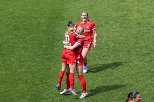 Eileen Campbell SC Freiburg, 10 goal celebration, emotions, jubilation, goal success, finish, hit, Meret Felde SC Freiburg, 04 , Germany, Soccer, GooglePixel Womens Bundesliga, 22 Matchday, 2024 2025, SC Freiburg vs SV Werder Bremen, 11 05 2025, Dreisamstadion, Freiburg, Germany DFB REGULATIONS PROHIBIT ANY USE OF PHOTOGRAPHS AS IMAGE SEQUENCES AND OR QUASI VIDEO Freiburg Dreisamstadion Baden Wuerttemberg Germany Copyright: xArnexAmbergx