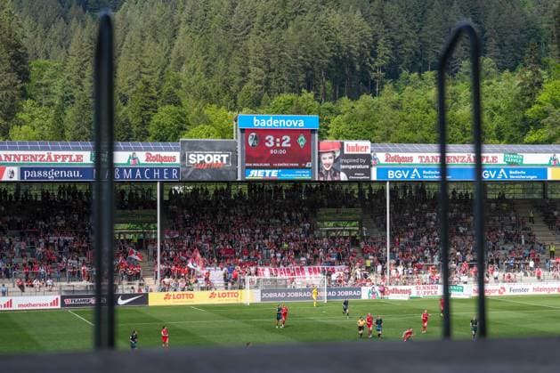 Fans in the stands in the packed stadium, view of the Black Forest , Germany, Soccer, GooglePixel Womens Bundesliga, 22 Matchday, 2024 2025, SC Freiburg vs SV Werder Bremen, 11 05 2025, Dreisamstadion, Freiburg, Germany DFB REGULATIONS PROHIBIT ANY USE OF PHOTOGRAPHS AS IMAGE SEQUENCES AND OR QUASI VIDEO Freiburg Dreisamstadion Baden Wuerttemberg Germany Copyright: xArnexAmbergx
