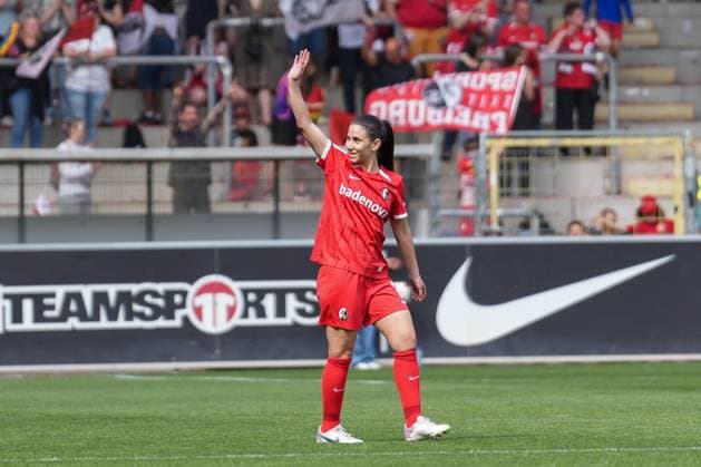 Hasret Kayikci SC Freiburg, 11 emotional farewell, farewell , Germany, Football, GooglePixel Womens Bundesliga, 22 Matchday, 2024 2025, SC Freiburg vs SV Werder Bremen, 11 05 2025, Dreisamstadion, Freiburg, Germany DFB REGULATIONS PROHIBIT ANY USE OF PHOTOGRAPHS AS IMAGE SEQUENCES AND OR QUASI VIDEO Freiburg Dreisamstadion Baden Wuerttemberg Germany Copyright: xArnexAmbergx