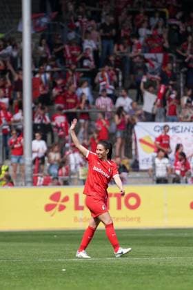 Hasret Kayikci SC Freiburg, 11 emotional farewell, farewell , Germany, Football, GooglePixel Womens Bundesliga, 22 Matchday, 2024 2025, SC Freiburg vs SV Werder Bremen, 11 05 2025, Dreisamstadion, Freiburg, Germany DFB REGULATIONS PROHIBIT ANY USE OF PHOTOGRAPHS AS IMAGE SEQUENCES AND OR QUASI VIDEO Freiburg Dreisamstadion Baden Wuerttemberg Germany Copyright: xArnexAmbergx