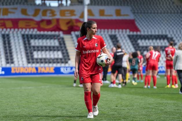 Hasret Kayikci SC Freiburg, 11 emotional farewell, farewell , Germany, Football, GooglePixel Womens Bundesliga, 22 Matchday, 2024 2025, SC Freiburg vs SV Werder Bremen, 11 05 2025, Dreisamstadion, Freiburg, Germany DFB REGULATIONS PROHIBIT ANY USE OF PHOTOGRAPHS AS IMAGE SEQUENCES AND OR QUASI VIDEO Freiburg Dreisamstadion Baden Wuerttemberg Germany Copyright: xArnexAmbergx