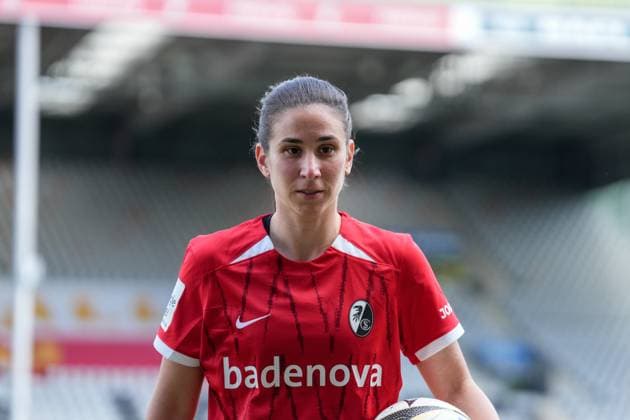 Hasret Kayikci SC Freiburg, 11 emotional farewell, farewell , Germany, Football, GooglePixel Womens Bundesliga, 22 Matchday, 2024 2025, SC Freiburg vs SV Werder Bremen, 11 05 2025, Dreisamstadion, Freiburg, Germany DFB REGULATIONS PROHIBIT ANY USE OF PHOTOGRAPHS AS IMAGE SEQUENCES AND OR QUASI VIDEO Freiburg Dreisamstadion Baden Wuerttemberg Germany Copyright: xArnexAmbergx