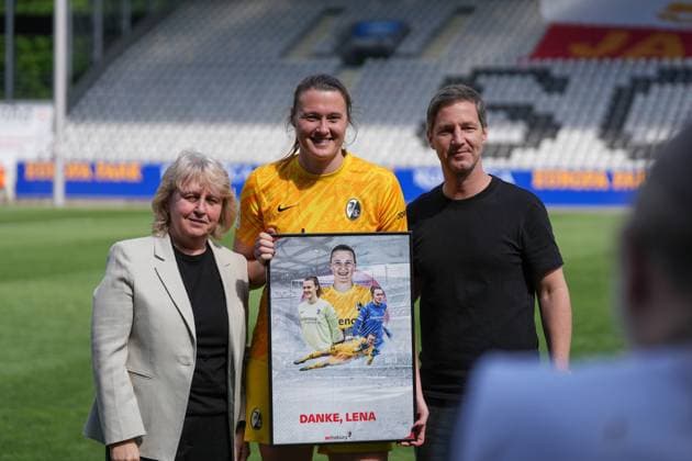 Lena Nuding SC Freiburg, 01 emotional farewell, farewell , Germany, Football, GooglePixel Womens Bundesliga, 22 Matchday, 2024 2025, SC Freiburg vs SV Werder Bremen, 11 05 2025, Dreisamstadion, Freiburg, Germany DFB REGULATIONS PROHIBIT ANY USE OF PHOTOGRAPHS AS IMAGE SEQUENCES AND OR QUASI VIDEO Freiburg Dreisamstadion Baden Wuerttemberg Germany Copyright: xArnexAmbergx