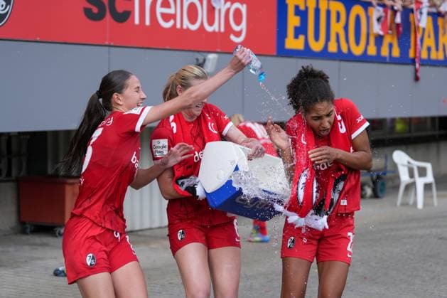 Maj Schneider SC Freiburg, 15 and Annie Karich SC Freiburg, 06 pour water over the head of Cora Zicai SC Freiburg, 28 , Germany, Soccer, GooglePixel Women Bundesliga, 22 Matchday, 2024 2025, SC Freiburg vs SV Werder Bremen, 11 05 2025, Dreisamstadion, Freiburg, Germany DFB REGULATIONS PROHIBIT ANY USE OF PHOTOGRAPHS AS IMAGE SEQUENCES AND OR QUASI VIDEO Freiburg Dreisamstadion Baden Wuerttemberg Germany Copyright: xArnexAmbergx