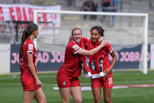 Annie Karich SC Freiburg, 06 and Cora Zicai SC Freiburg, 28 , Germany, Soccer, GooglePixel Womens Bundesliga, 22 Matchday, 2024 2025, SC Freiburg vs SV Werder Bremen, 11 05 2025, Dreisamstadion, Freiburg, Germany DFB REGULATIONS PROHIBIT ANY USE OF PHOTOGRAPHS AS IMAGE SEQUENCES AND OR QUASI VIDEO Freiburg Dreisamstadion Baden Wuerttemberg Germany Copyright: xArnexAmbergx