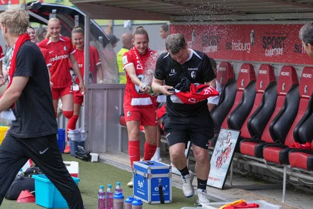 Lisa Karl SC Freiburg, 02 makes Johannes Blume SC Freiburg, Head of Athletics and Medicine wet , Germany, Football, GooglePixel Womens Bundesliga, 22 Matchday, 2024 2025, SC Freiburg vs SV Werder Bremen, 11 05 2025, Dreisamstadion, Freiburg, Germany DFB REGULATIONS PROHIBIT ANY USE OF PHOTOGRAPHS AS IMAGE SEQUENCES AND OR QUASI VIDEO Freiburg Dreisamstadion Baden Wuerttemberg Germany Copyright: xArnexAmbergx