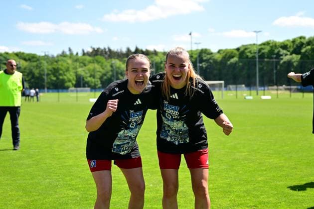 Soccer I Women I Season 2024 2025 I 2 Bundesliga I 25 Matchday I Hamburger SV SC Freiburg II I 11 05 2025 Cheers, excitement, enthusiasm, euphoria, joy, happiness, cheerfulness with Annaleen Katharina Böhler 6, Hamburger SV and Svea Stoldt 8, Hamburger SV Hamburg Am Volkspark Hamburg Germany Copyright: xLobeca FelixxSchlikisx