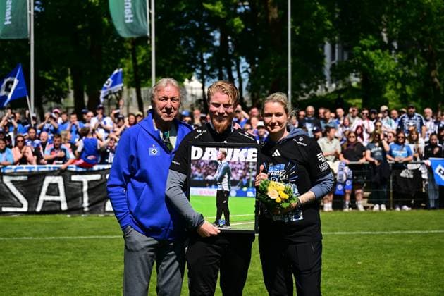 Soccer I Women I Season 2024 2025 I 2 Bundesliga I 25 Matchday I Hamburger SV SC Freiburg II I 11 05 2025 Farewell to Marwin Bolz Hamburger SV in the middle with Horst Hrubesch on the left and Saskia Breuer on the left Hamburg Am Volkspark Hamburg Germany Copyright: xLobeca FelixxSchlikisx