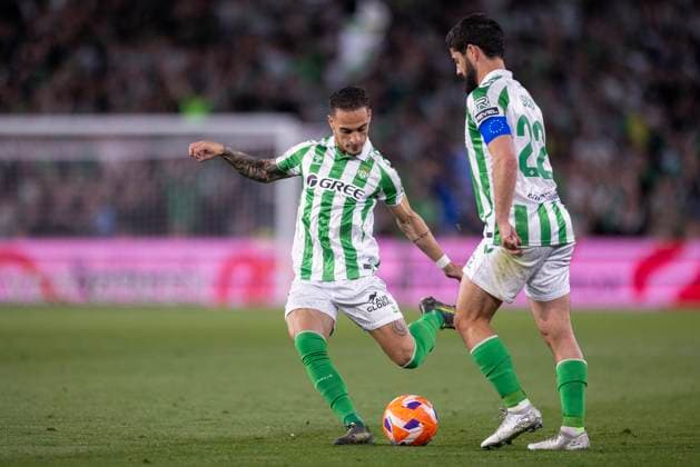 Real Betis Balompie v CA Osasuna - La Liga EA Sports Antony of Real Betis makes a center to the area during the La Liga EA Sports match between Real Betis and CA Osasuna at Benito Villamarin in Seville, Spain, on May 11, 2025. Seville Spain  Copyright: xDAXxImagesx originalFilename:daximages-realbeti250511_nppqn.jpg