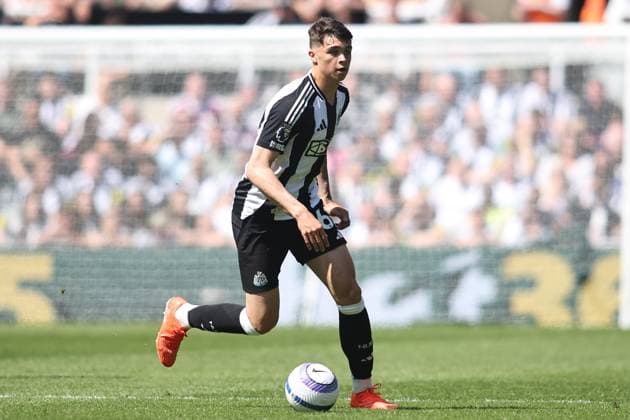 Newcastle United FC v Chelsea FC - Premier League Lewis Miley of Newcastle United plays during the Premier League match between Newcastle United and Chelsea at St. James s Park in Newcastle, United Kingdom, on May 11, 2025. Newcastle Tyne and Wear United Kingdom  Copyright: xMIxNewsx originalFilename:fletcher-newcastl250511_npvwR.jpg