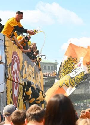 Stefan Kutschke with a beer shower for the fans, promotion celebration on the Dresden Terrassenufer in the middle of the historic old town, truck, party truck, the team celebrates on a truck surrounded by their fans on the Elbe, promotion party, celebration, parade truck, parade, SG Dynamo Dresden, soccer, soccer, 3 Liga, season 2024 2025, Dresden, promotion to the 2 Bundesliga is perfect, 11 05 2025,