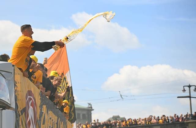 Promotion celebration on the Dresden Terrassenufer in the middle of the historic old town, truck, party truck, the team celebrates on a truck surrounded by their fans on the Elbe, promotion party, celebration, parade truck, parade, SG Dynamo Dresden, soccer, football, 3 league, season 2024 2025, Dresden, promotion to the 2 Bundesliga is perfect, 11 05 2025,