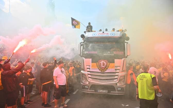 Promotion celebration on the Dresden Terrassenufer in the middle of the historic old town, truck, party truck, the team celebrates on a truck surrounded by their fans on the Elbe, promotion party, celebration, parade truck, parade, SG Dynamo Dresden, soccer, football, 3 league, season 2024 2025, Dresden, promotion to the 2 Bundesliga is perfect, 11 05 2025,