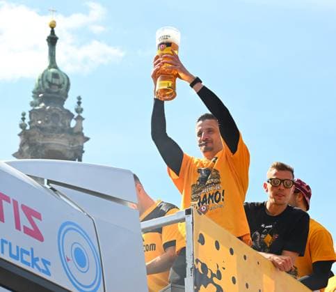 Stefan Kutschke with beer, promotion celebration on the Dresden Terrassenufer in the middle of the historic old town, truck, party truck, the team celebrates on a truck surrounded by their fans on the Elbe, promotion party, celebration, parade truck, parade, SG Dynamo Dresden, soccer, soccer, 3 Liga, season 2024 2025, Dresden, promotion to the 2 Bundesliga is perfect, 11 05 2025,