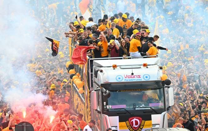 Promotion celebration on the Dresden Terrassenufer in the middle of the historic old town, truck, party truck, the team celebrates on a truck surrounded by their fans on the Elbe, promotion party, celebration, parade truck, parade, SG Dynamo Dresden, soccer, football, 3 league, season 2024 2025, Dresden, promotion to the 2 Bundesliga is perfect, 11 05 2025,
