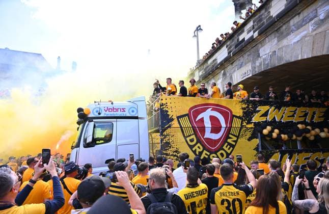 Promotion celebration on the Dresden Terrassenufer in the middle of the historic old town, truck, party truck, the team celebrates on a truck surrounded by their fans on the Elbe, promotion party, celebration, parade truck, parade, SG Dynamo Dresden, soccer, football, 3 league, season 2024 2025, Dresden, promotion to the 2 Bundesliga is perfect, 11 05 2025,