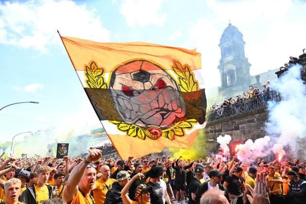 Promotion celebration on the Dresden Terrassenufer in the middle of the historic old town, truck, party truck, the team celebrates on a truck surrounded by their fans on the Elbe, promotion party, celebration, parade truck, parade, SG Dynamo Dresden, soccer, football, 3 league, season 2024 2025, Dresden, promotion to the 2 Bundesliga is perfect, 11 05 2025,