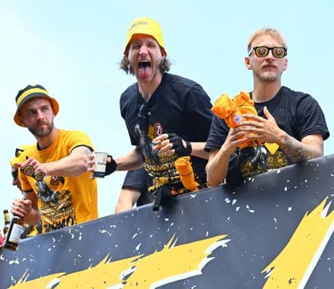 Promotion celebration on the Dresden Terrassenufer in the middle of the historic old town, truck, party truck, the team celebrates on a truck surrounded by their fans on the Elbe, promotion party, celebration, parade truck, parade, SG Dynamo Dresden, soccer, football, 3 league, season 2024 2025, Dresden, promotion to the 2 Bundesliga is perfect, 11 05 2025,
