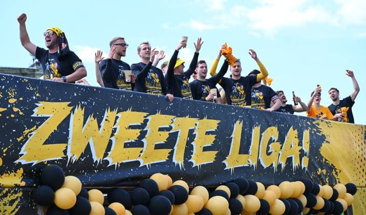 Promotion celebration on the Dresden Terrassenufer in the middle of the historic old town, truck, party truck, the team celebrates on a truck surrounded by their fans on the Elbe, promotion party, celebration, parade truck, parade, SG Dynamo Dresden, soccer, football, 3 league, season 2024 2025, Dresden, promotion to the 2 Bundesliga is perfect, 11 05 2025,