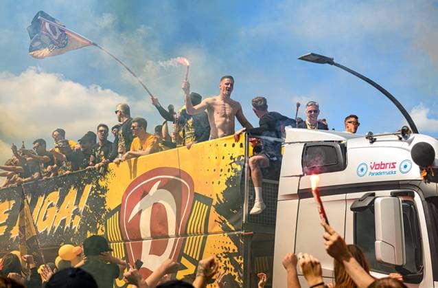 on the truck, in the middle Aljaz Casar left and Stefan Kutschke right next to him, promotion party on the Dresden Terrassenufer in the middle of the historic old town, truck, party truck, the team celebrates on a truck surrounded by their fans on the Elbe, promotion party, celebration, parade truck, parade, SG Dynamo Dresden, soccer, football, 3 league, season 2024 2025, Dresden, promotion to the 2 Bundesliga is perfect, 11 05 2025,