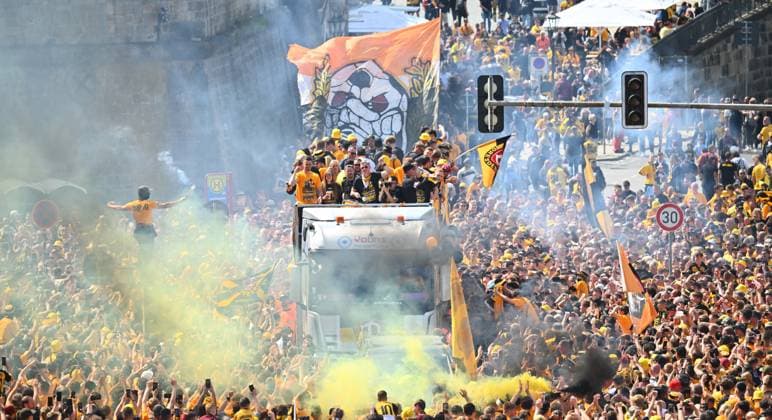 Promotion celebration on the Dresden Terrassenufer in the middle of the historic old town, truck, party truck, the team celebrates on a truck surrounded by their fans on the Elbe, promotion party, celebration, parade truck, parade, SG Dynamo Dresden, soccer, football, 3 league, season 2024 2025, Dresden, promotion to the 2 Bundesliga is perfect, 11 05 2025,