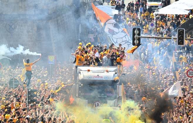 Promotion celebration on the Dresden Terrassenufer in the middle of the historic old town, truck, party truck, the team celebrates on a truck surrounded by their fans on the Elbe, promotion party, celebration, parade truck, parade, SG Dynamo Dresden, soccer, football, 3 league, season 2024 2025, Dresden, promotion to the 2 Bundesliga is perfect, 11 05 2025,