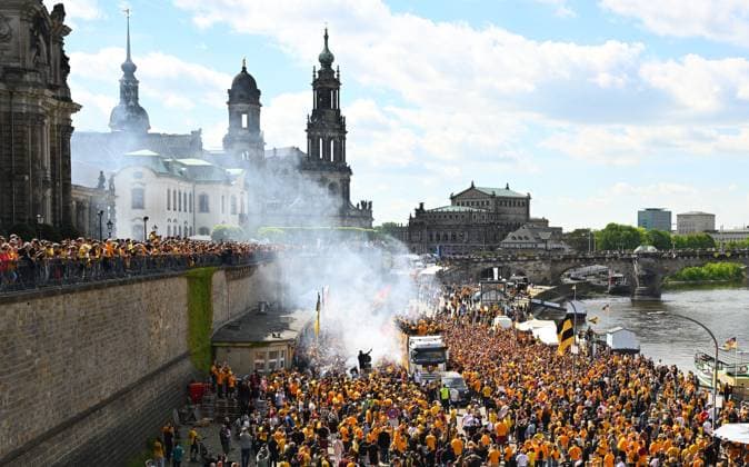 Promotion celebration on the Dresden Terrassenufer in the middle of the historic old town, truck, party truck, the team celebrates on a truck surrounded by their fans on the Elbe, promotion party, celebration, parade truck, parade, SG Dynamo Dresden, soccer, football, 3 league, season 2024 2025, Dresden, promotion to the 2 Bundesliga is perfect, 11 05 2025,