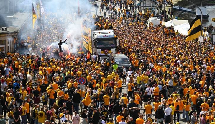 Promotion celebration on the Dresden Terrassenufer in the middle of the historic old town, truck, party truck, the team celebrates on a truck surrounded by their fans on the Elbe, promotion party, celebration, parade truck, parade, SG Dynamo Dresden, soccer, football, 3 league, season 2024 2025, Dresden, promotion to the 2 Bundesliga is perfect, 11 05 2025,